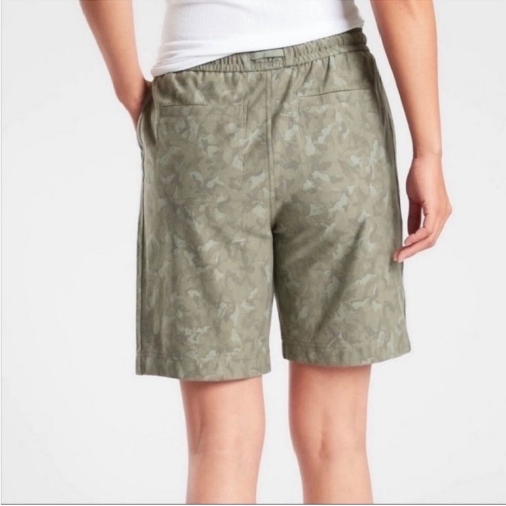 Athleta Farallon Bermuda Green Camo Shorts Size 4 - Picture 3 of 9